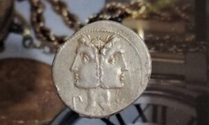 denario republicano Fonteia. Familia de origen plebeya. C. Fonteius